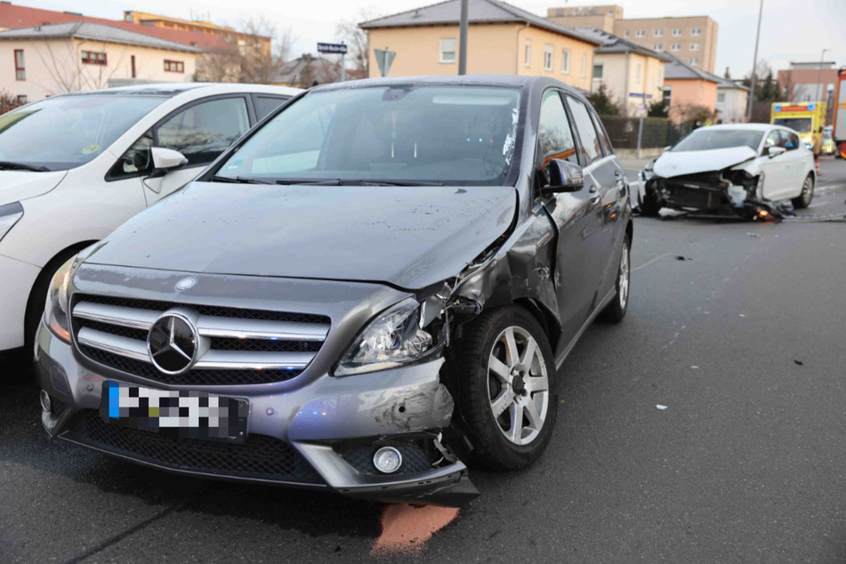 Heftiger Crash auf Dresdner Kreuzung: Eine Person verletzt