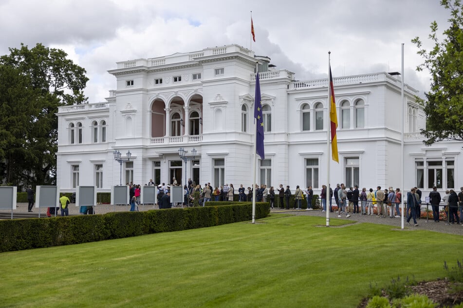Der Beamte musste als Konsequenz seinen Platz am Kölner Hbf räumen und arbeitet nun als Wache an der Villa Hammerschmidt in Bonn (Amtssitz des Bundespräsidenten). (Archivbild)