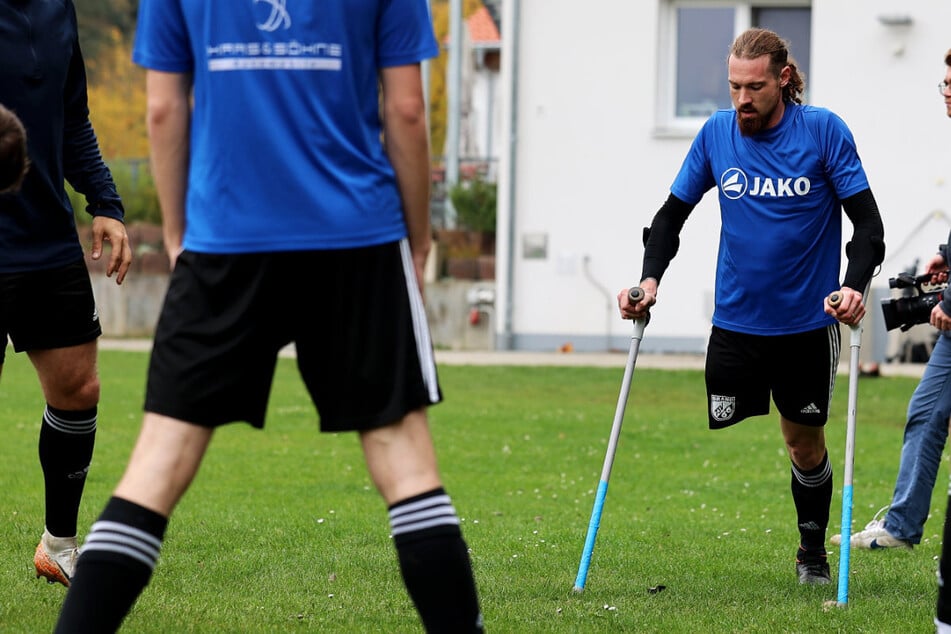 Zugunfall bremst keinen "Kaiser": Erstmals beinamputierter Fußballer bei Pflichtspiel im Einsatz