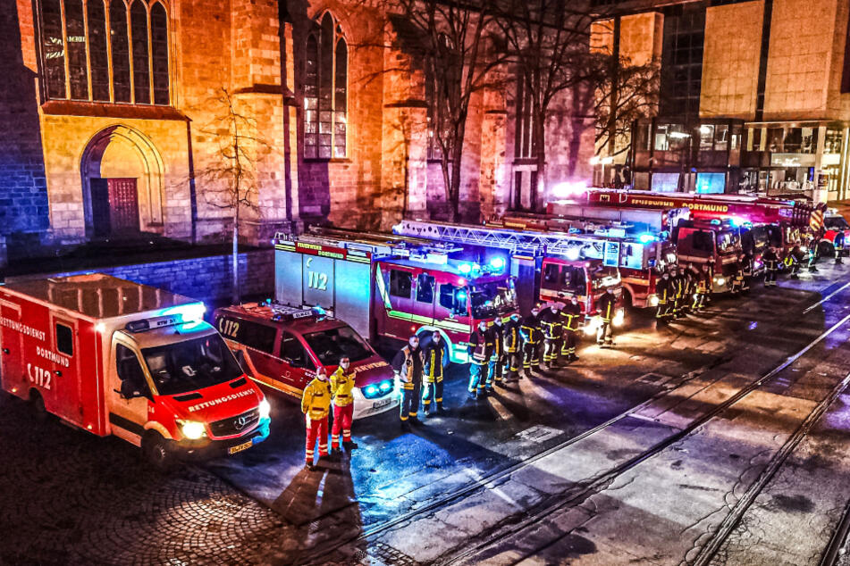 Mit eingeschaltetem Blaulicht hielten die Fahrzeuge vor der Reinoldikirche aus.