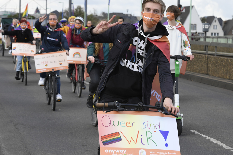 Rund 2000 Teilnehmer waren am Sonntag bei der Fahrraddemo gegen die Ausgrenzung von Lesben und Schwulen in Köln unterwegs.
