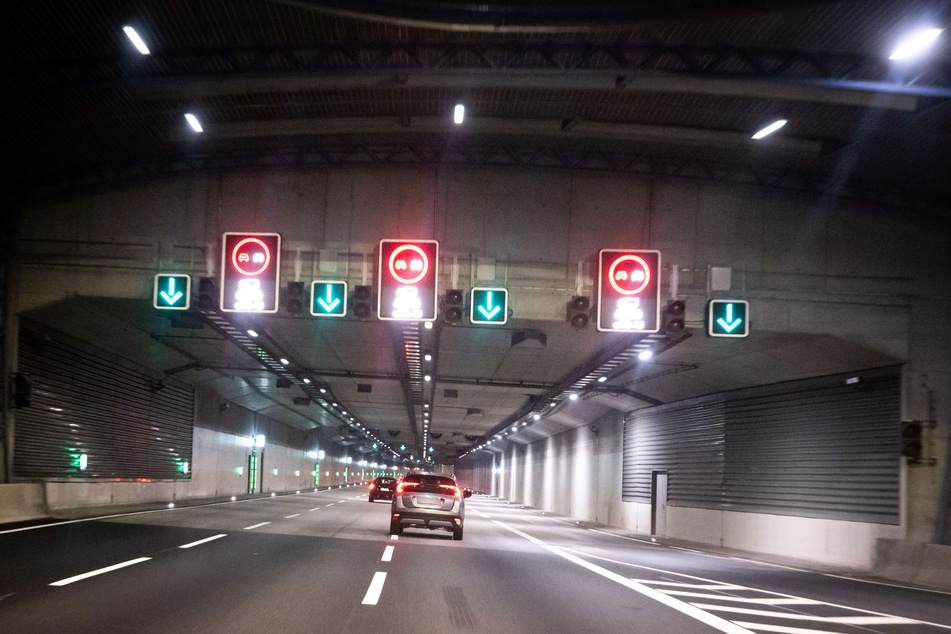 Wegen eines Software-Updates für den Schnelsentunnel wird die A7 zwischen den Anschlussstellen Hamburg-Eidelstedt und Schnelsen-Nord voll gesperrt.