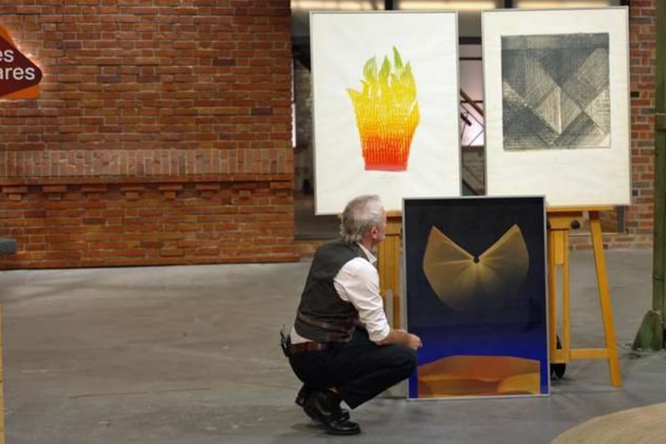 Händler Anaisio Guedes (50) ersteigert sich die seltenen Drucke für satte 2300 Euro.