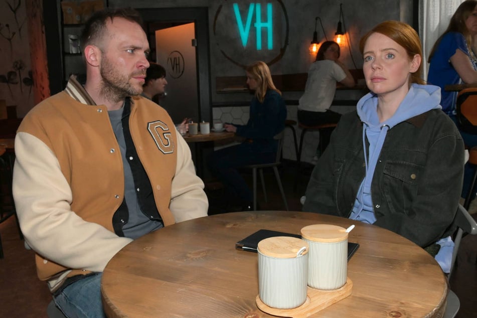 Erik will diesmal mit offenen Karten spielen und erzählt Toni, dass er jetzt mit Matilda zusammen ist.