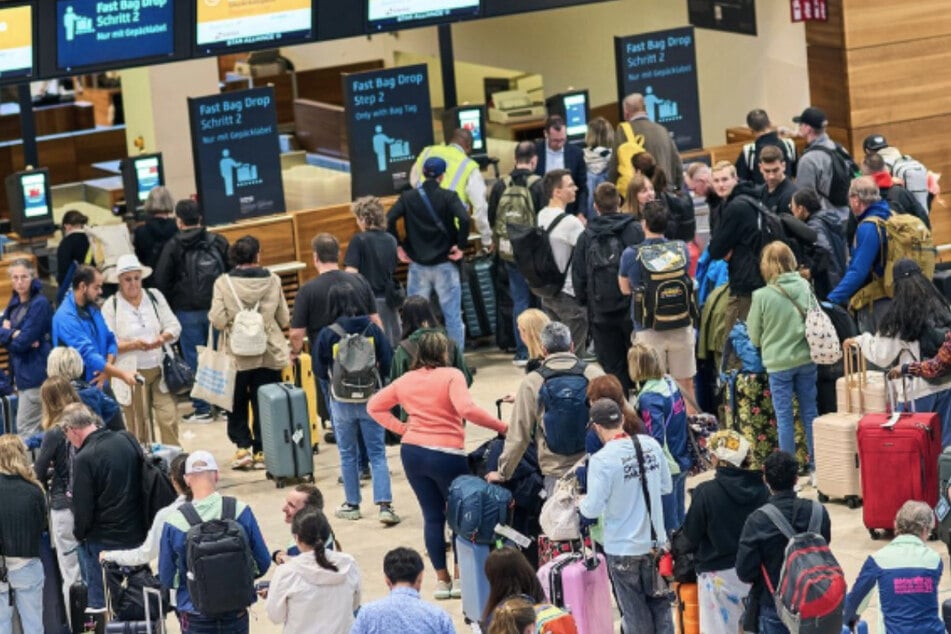 Nach einer Cyberattacke gibt es n den Check-in-Schaltern am Flughafen BER am Dienstagmorgen noch Probleme.