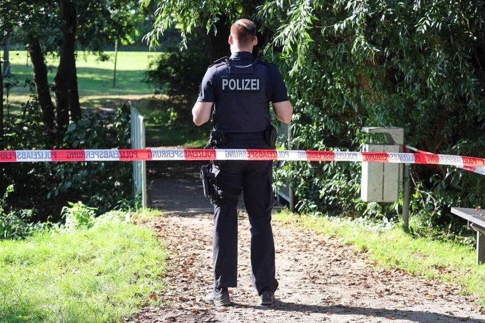 Die Leiche des Sechsjährigen wurde in einem Gebüsch nahe einem Bolzplatz im mecklenburgischen Pragsdorf entdeckt. (Archivfoto)