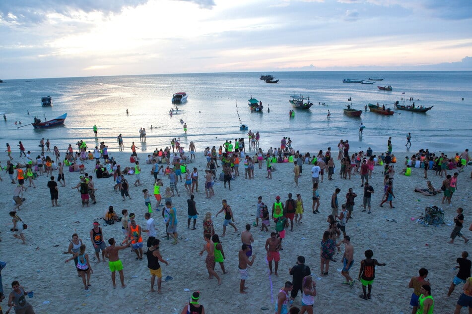 Am Strand der Urlaubsinsel Koh Phangan wird im Rahmen der Vollmond-Partys stets wild gefeiert. (Symbolbild)