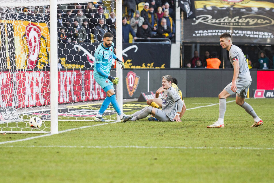 Hier trifft Claudio Kammerknecht (25, verdeckt am Boden) zum 2:2, das Tor hätte zählen müssen, weit und breit stand keiner im Abseits.