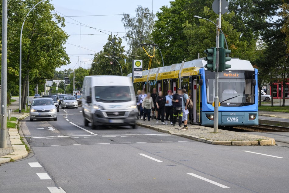 Die Haltestelle "Rößlerstraße" in Chemnitz: Autos und Transporter rauschen an den Fahrgästen gefährlich nah vorbei.