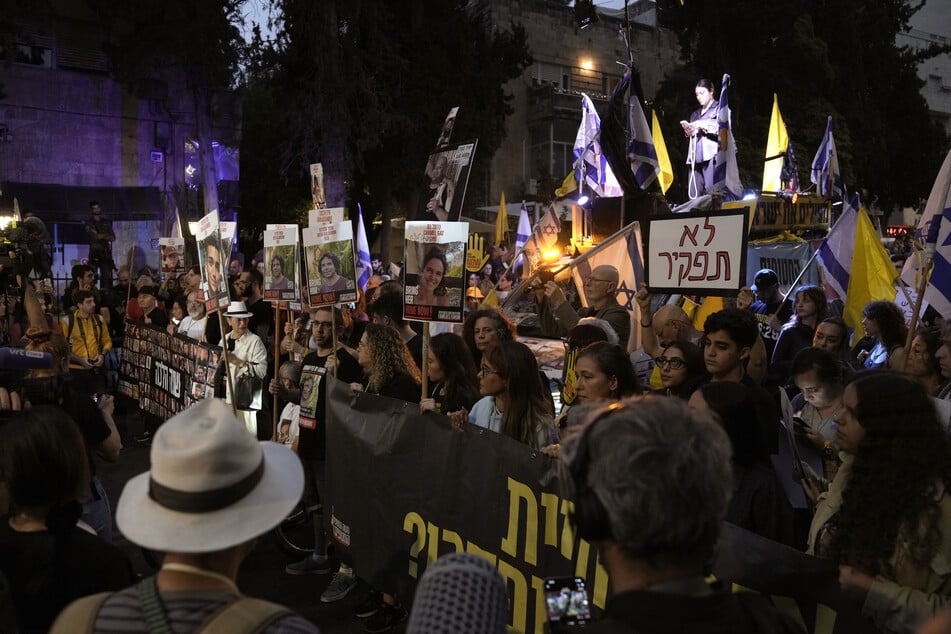 Menschen fordern die Freilassung von Geiseln vor dem Haus von Ministerpräsident Netanjahu in Jerusalem.