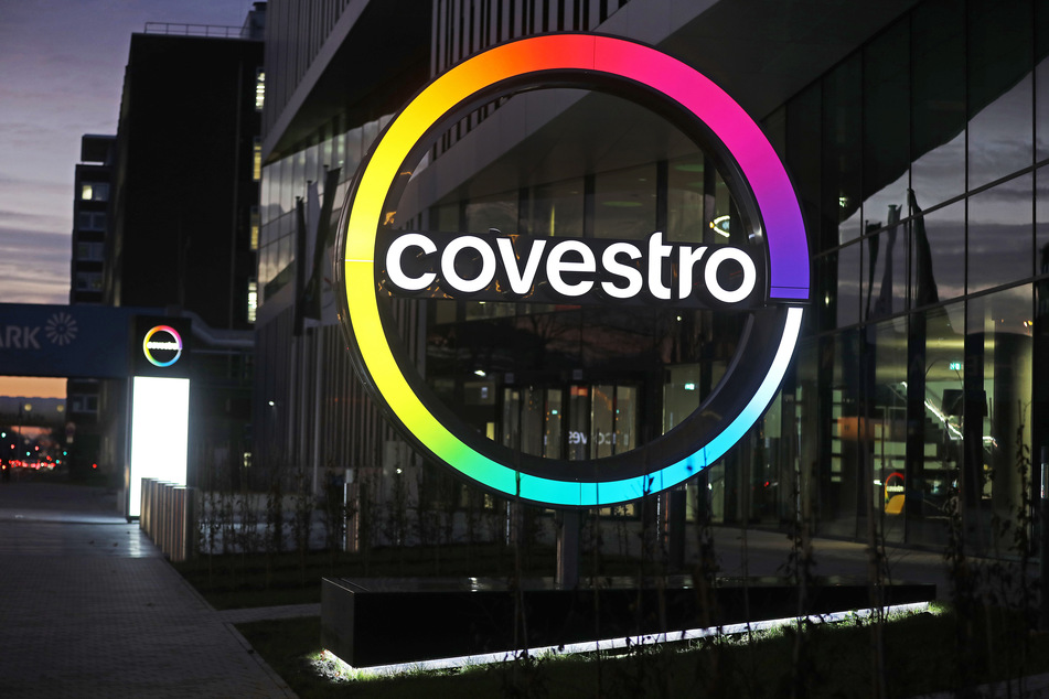 Das Logo des Kunststoffkonzerns Covestro leuchtet vor der neuen Unternehmenszentrale am Chempark Leverkusen.