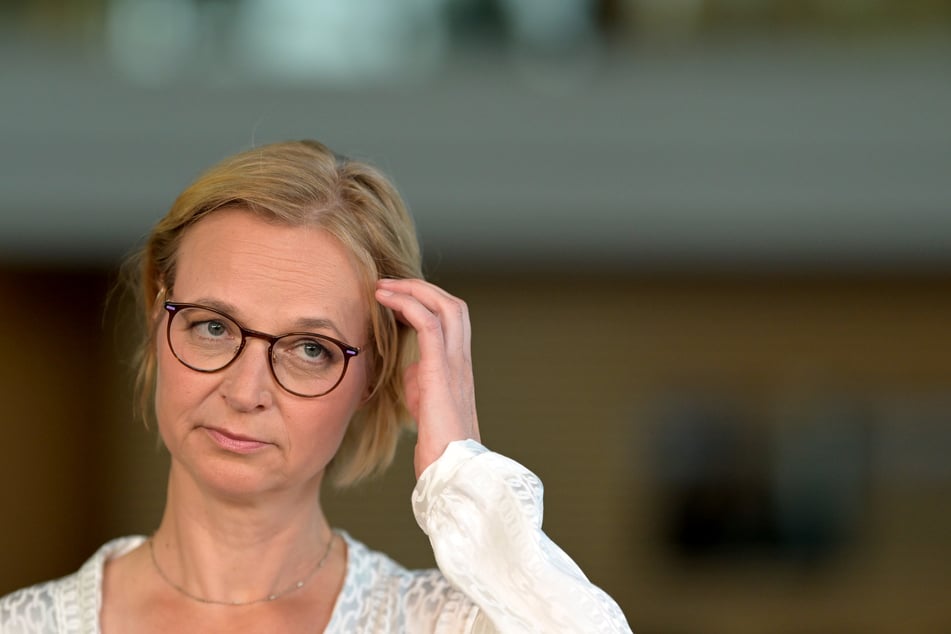 Thüringens BSW-Chefin Katja Wolf (48) - hier am Wahl-Tag in Erfurt bei einem Interview - sagte der Deutschen Presseagentur, eine Minderheitsregierung sei in der aktuellen Situation "keine gute Option".