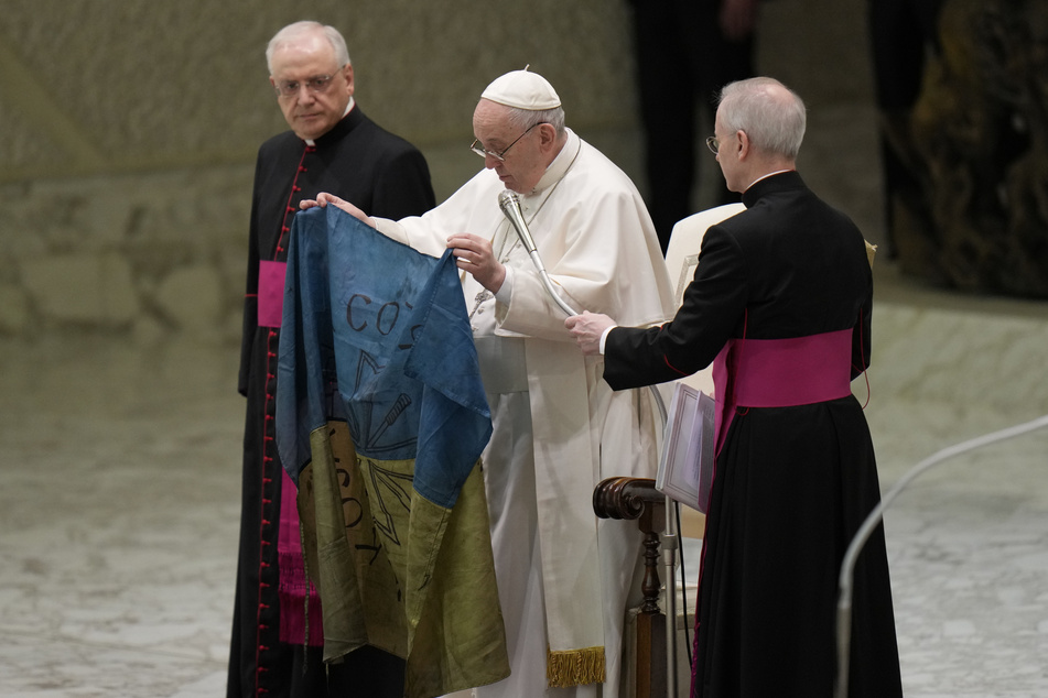 Papst Franziskus (85, M.) hat während seiner wöchentlichen Generalaudienz eine ukrainische Fahne geküsst.