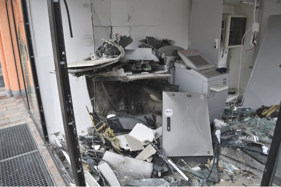 Durch die Explosion des Geldautomaten wurde die Verglasung des Raums völlig zerstört.