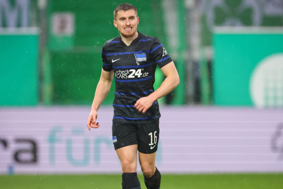 Nach drei Jahren im Dienst von Hertha BSC will Außenverteidiger Jonjoe Kenny (28) den nächsten Schritt machen und wieder erstklassig spielen.