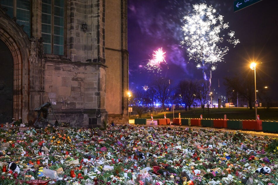 Unweit des Blumenmeeres für die Opfer des Anschlages auf dem Magdeburger Weihnachtsmarkt wurde in der Silvesternacht geböllert.