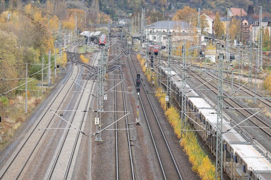 Der S-Bahn-Verkehr von und nach Pirna ist wegen Schwellenauswechslung ab Sonntagabend für zwei Wochen beeinträchtigt. (Archivbild)