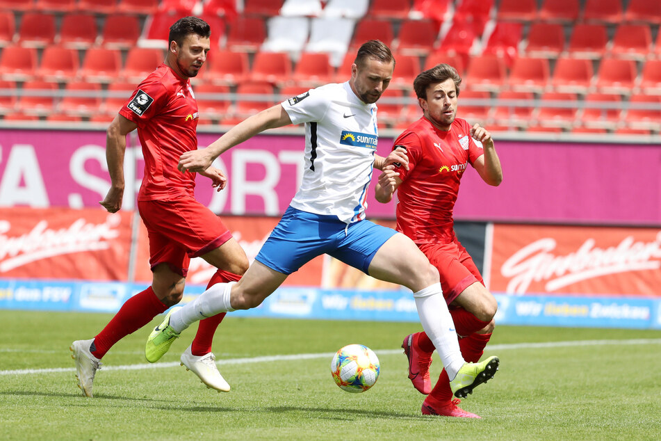 FSV-Kicker Davy Frick im Duell mit John Verhoek und Marcus Godinho (Rostock).