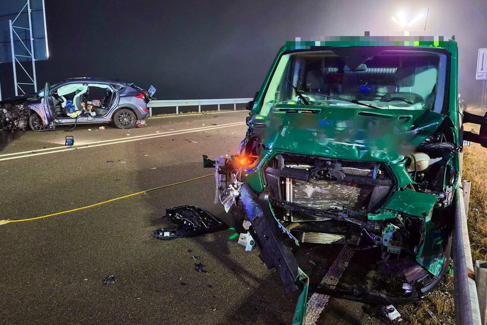 Der Pritschenwagen und der Hyundai wurden ebenfalls komplett zerstört.