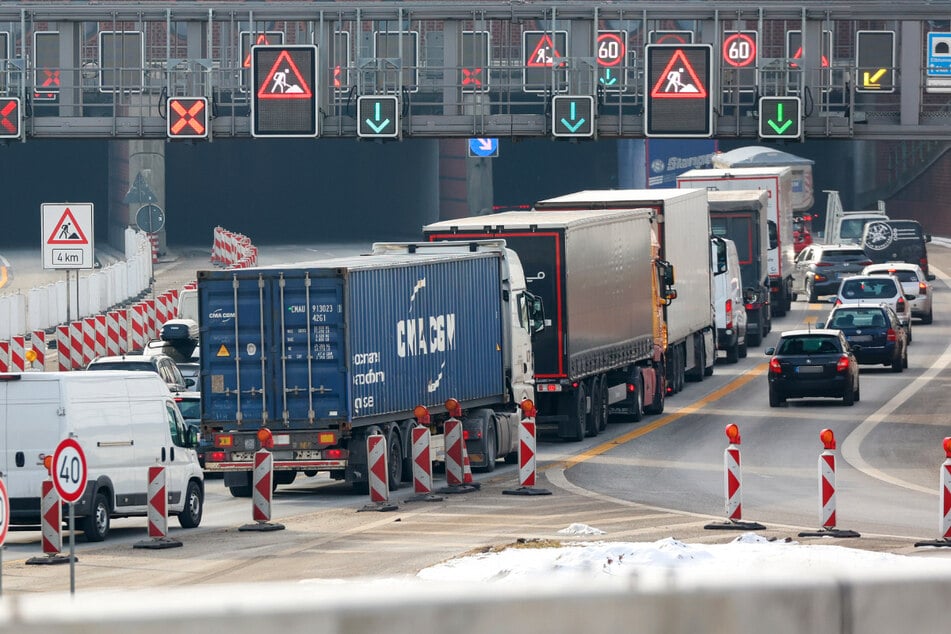 Der Verkehr auf der A7 ist durch den Warnstreik voraussichtlich über 96 Stunden beeinträchtigt.