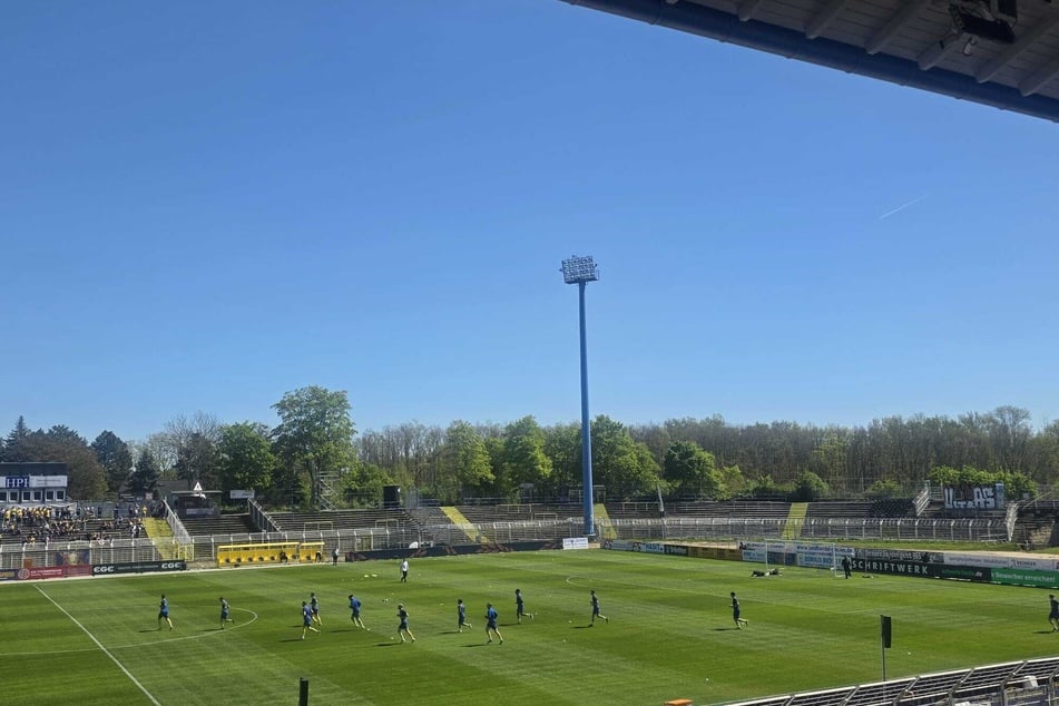Die Teams sind auf dem Feld und bereiten sich auf das Spiel vor.