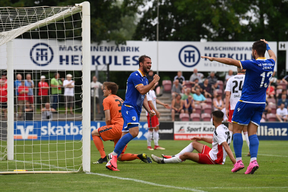 Der FC Carl Zeiss Jena um Fabian Eisele (M., im blauen Trikot) und Vasileios Dedidis (r.) hat bislang überragend abgeliefert. Kann der FCC auch am Mittwoch jubeln?