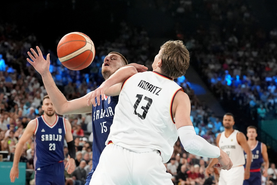 Deutschlands Moritz Wagner (27, r.) kämpft mit Serbiens Nikola Jokic (29) um den Ball.