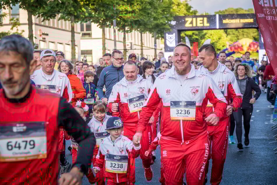 Sportler von Polonia Leipzig mit ihren Kindern.