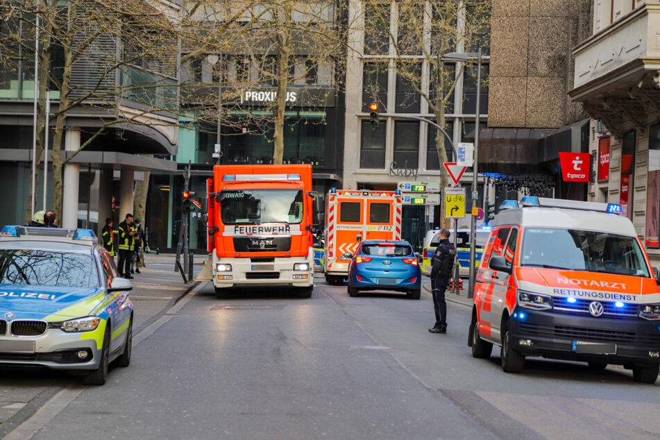 Die Polizei ist vor Ort und ermittelt nach der Brandursache.