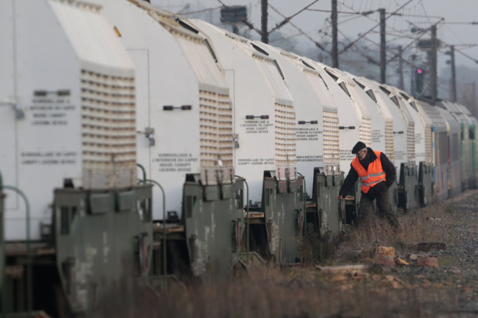 Rollt vielleicht auch bald durch Sachsen: Ein Zugkonvoi von Castor-Containern, die radioaktive Atommüll enthalten, auf dem Weg durch Frankreich.