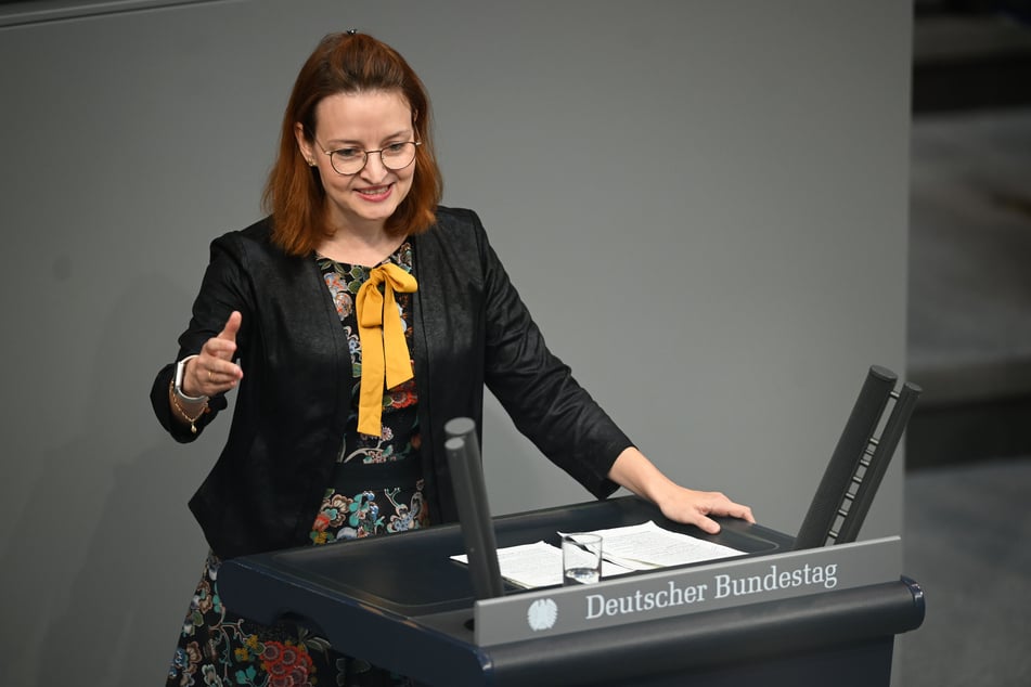 Kemmer studierte Wirtschaftswissenschaften und ist seit Ende 2014 Bundestagsmitglied.