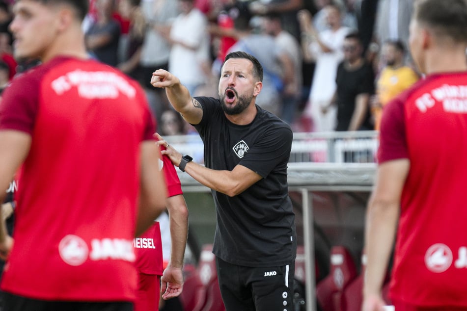 Seine Ansagen fanden immer weniger Gehör: Markus Zschiesche (42, in schwarz) muss bei den Würzburger Kickers schon wieder gehen!