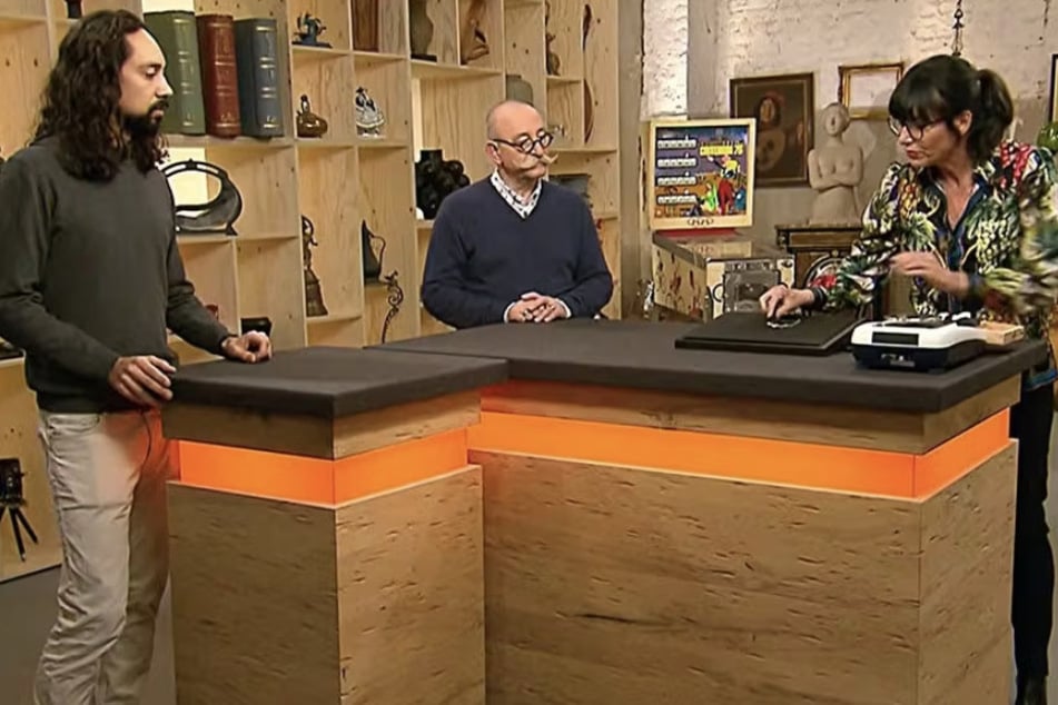 Karim Shebeika (37) aus Düsseldorf will im Auftrag seiner Oma ein Schmuckstück bei "Bares für Rares" verkaufen.