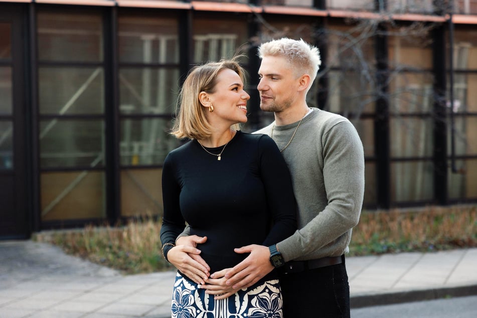 Gemeinsam mit seiner Freundin Louisa (25) erwartet der Schauspieler sein erstes Kind.