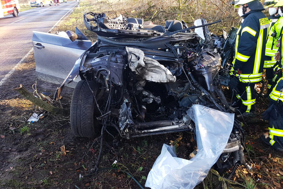 Der Audi A5 wurde bei dem Unfall total zerstört. Der Fahrer wurde im Wrack eingeklemmt.