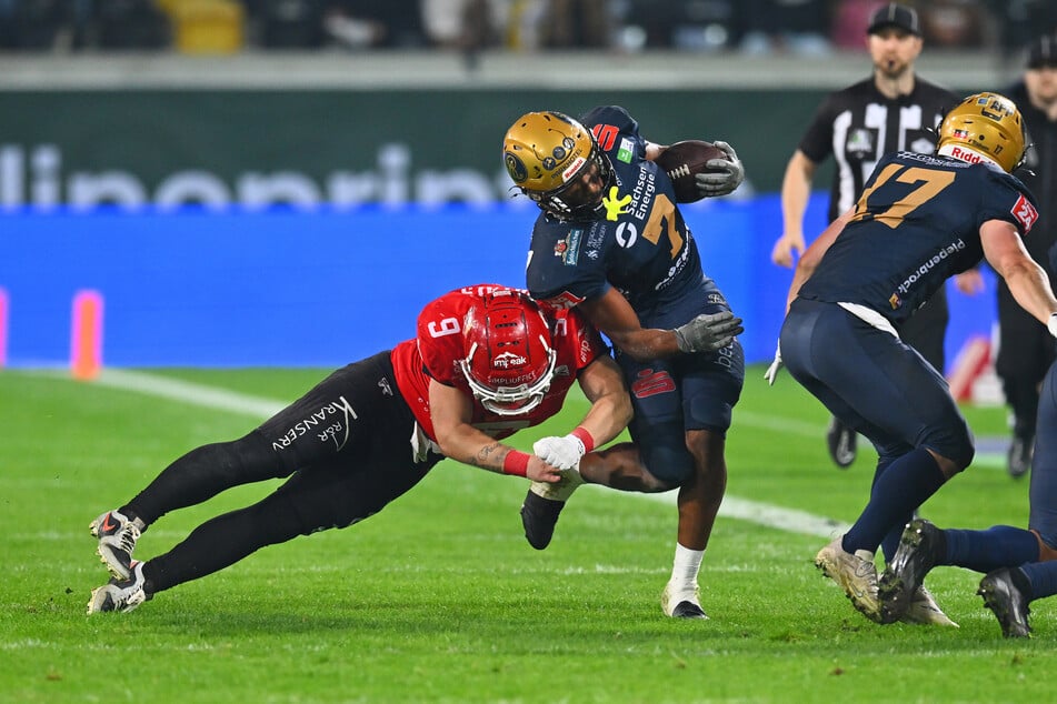 Lange ging es im Finale 2025 knapp zu, dann stellten die Potsdam Royals (in Rot) den Monarchs ein Bein.