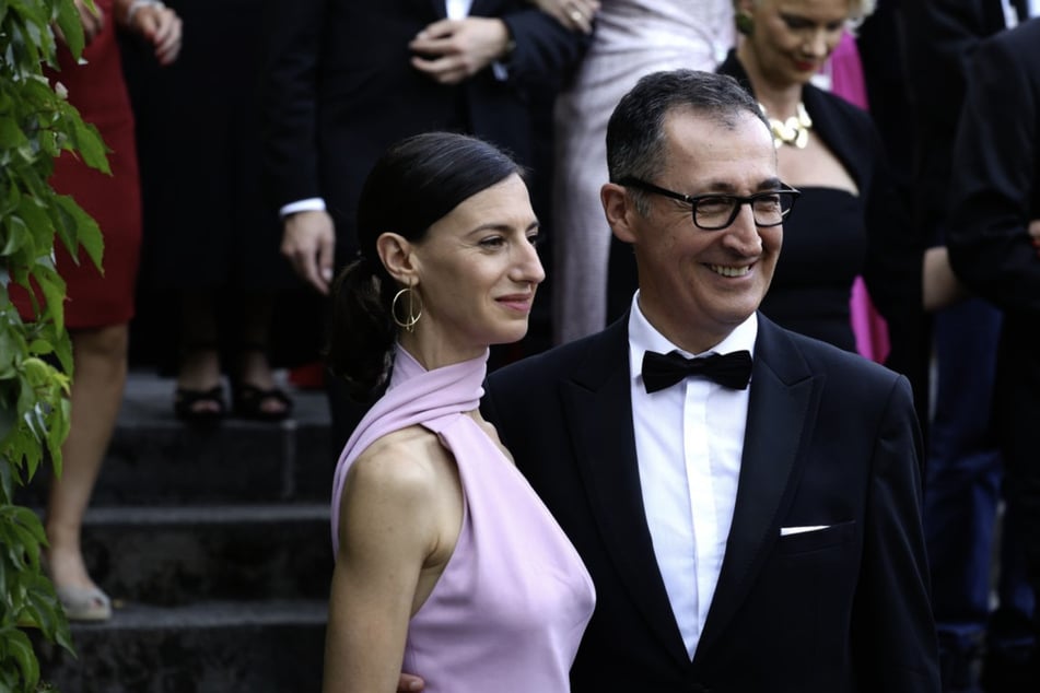 Cem Özdemir (60, Bündnis 90/Die Grünen, r.), Ministerpräsident von Baden-Württemberg, und seine Frau Flavia Zaka stehen im Juli bei einer Pause während der Eröffnung der Richard-Wagner-Festspiele vor dem Festspielhaus.