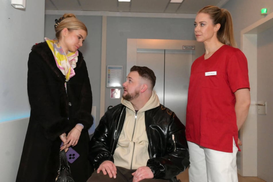 Jonas und Johanna (l.) können endlich gemeinsam das Krankenhaus verlassen und werden von Jessica verabschiedet.