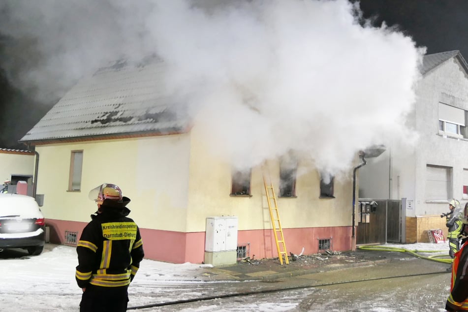 Am Sonntagmorgen bargen Einsatzkräfte der Feuerwehr eine tote Person aus einem brennenden Wohnhaus in Griesheim.