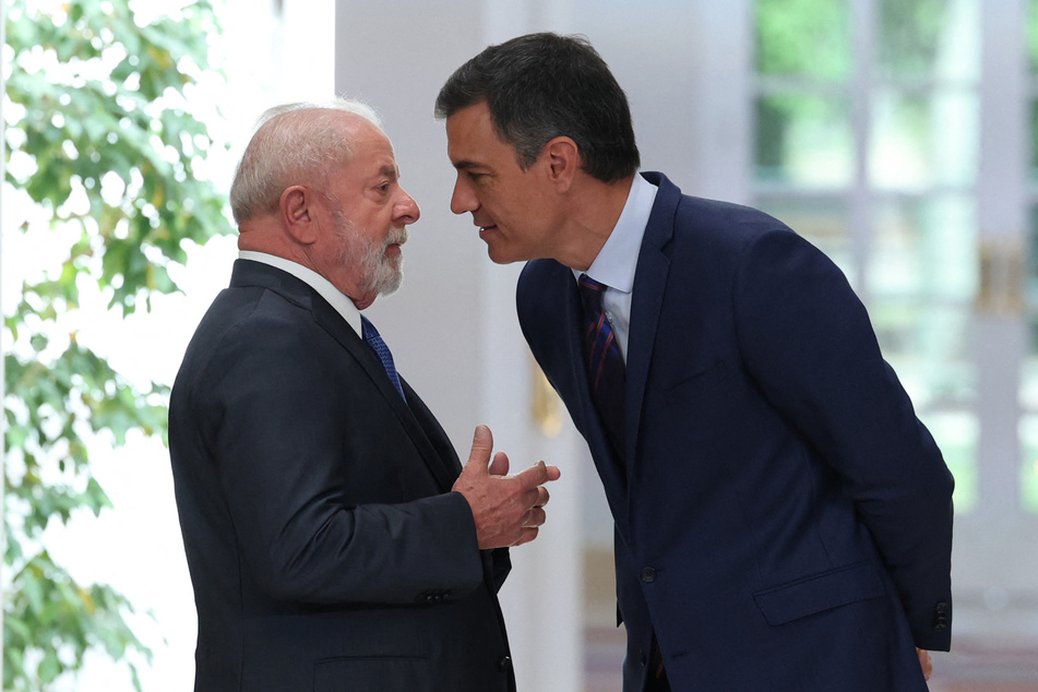 Wollten sich auf Augenhöhe begegnen, sind sich aber uneins über den Ukraine-Krieg: Brasiliens Präsident Lula da Silva (77, l) und Spaniens Ministerpräsident Pedro Sánchez (51)