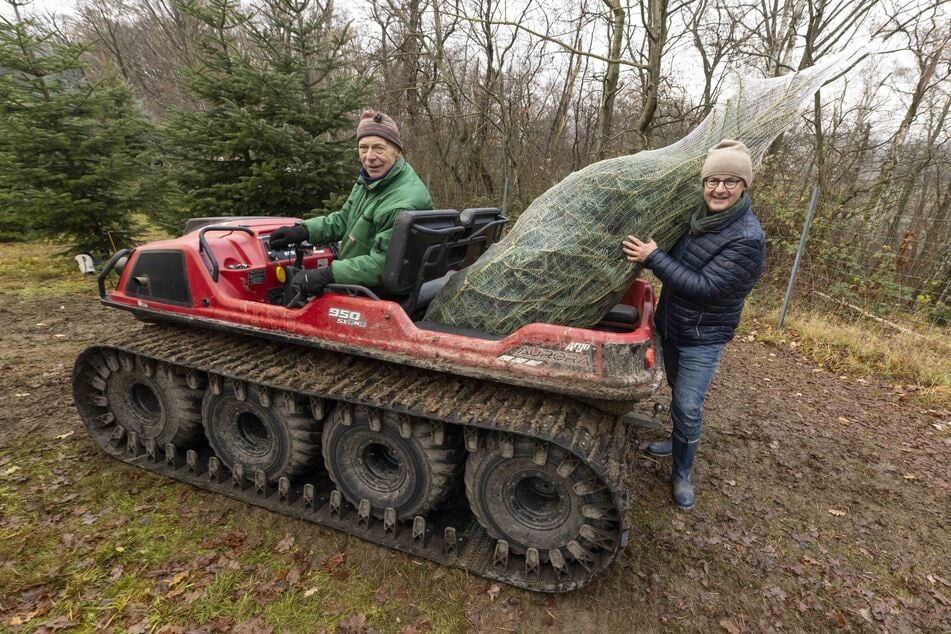 Wenn es besonders schwer wird, unterstützt Dieter Grambole (82) Kunden wie Thomas Rudolf (60) beim Transport zum Auto.