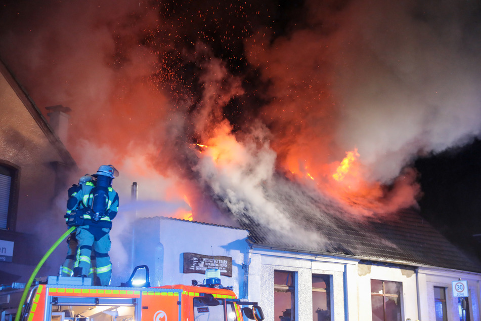 In einer Schreinerei in Solingen hat es am Donnerstagmorgen aus bisher ungeklärter Ursache einen Großbrand gegeben.