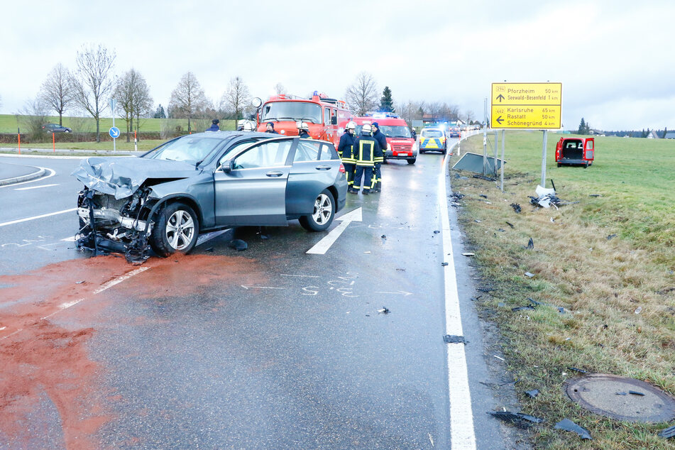 Im Mercedes und im VW Caddy wurden insgesamt drei Personen schwer verletzt.