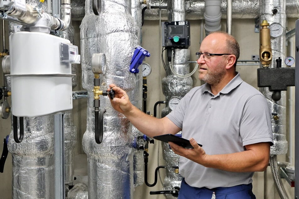Im TechnologieZentrum Dresden werden Haustechniker (m/w/d) gebraucht, die sich um die Wartung, Instandhaltung und Optimierung der Gebäudeleittechnik (GLT) kümmern.
