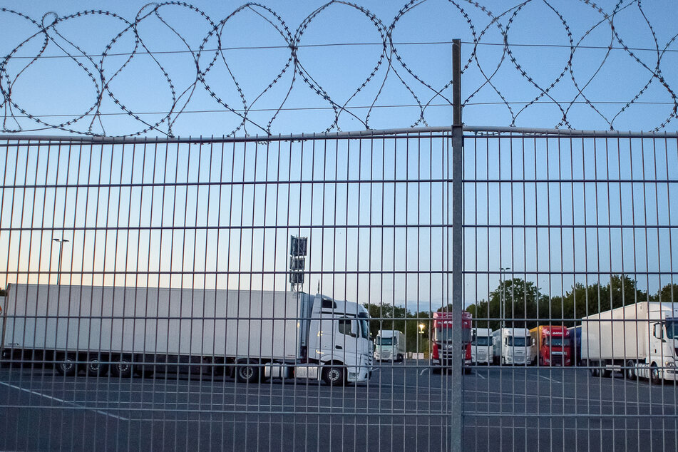 Auf dem Rasthof Uhrsleben gibt's Schranken, Stacheldraht und Videokameras.