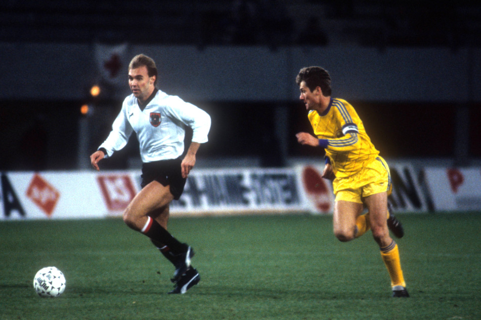 Die "blonde Rakete" Gerhard Rodax (†57, l.) 1987 beim Länderspiel der österreichischen Nationalmannschaft gegen Rumänien. (Archivfoto)