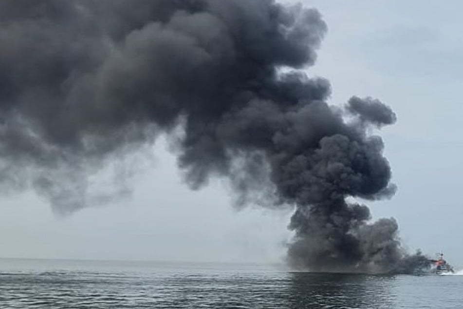 Dichter Rauch über der Ostsee! Feuer auf Marine-Schiff ausgebrochen