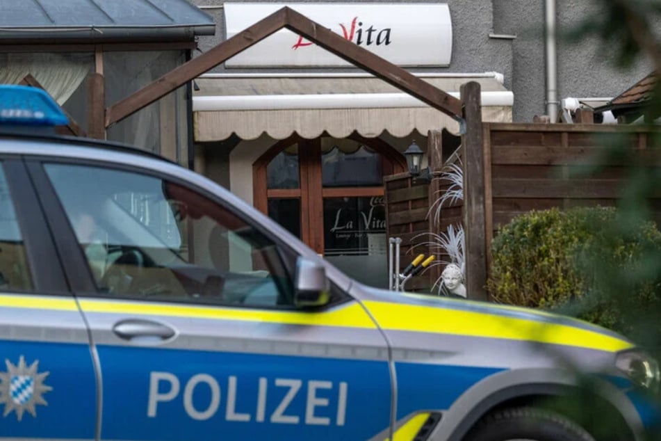 Ein Abend mit verheerendem Ende: In einem Lokal befindet sich statt Champagner die Droge MDMA in einer Flasche.