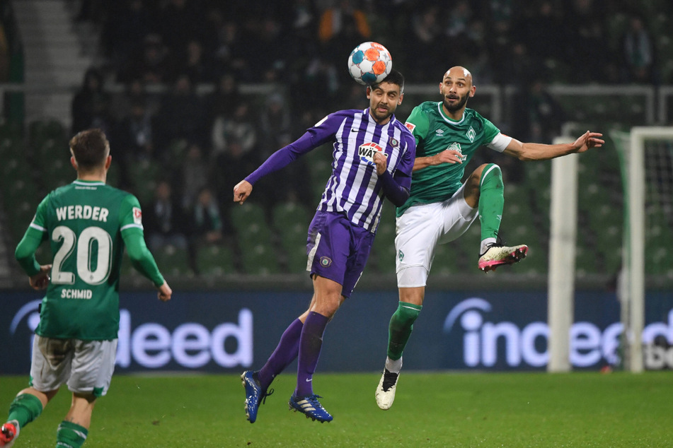 Jubiläum: Dimitrij Nazarov (32, l., gegen Ömer Toprak(32)) bestreitet gegen Werder Bremen seine insgesamt 250. Zweitliga-Spiel.