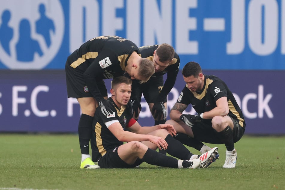 Bitter: Aue-Spieler Erik Majetschak (am Boden) musste nach nur zwölf Minuten vom Platz.